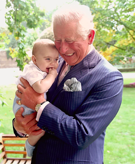 Принц Луи схватил деда Чарльза за нос, чем рассмешил всю семью