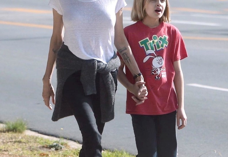 Анджелина Джоли вышла на прогулку с детьми в полупрозрачной футболке