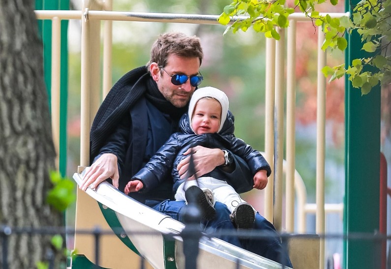 Брэдли Купер оделся неуклюжим медведем ради праздника для дочки. Фото