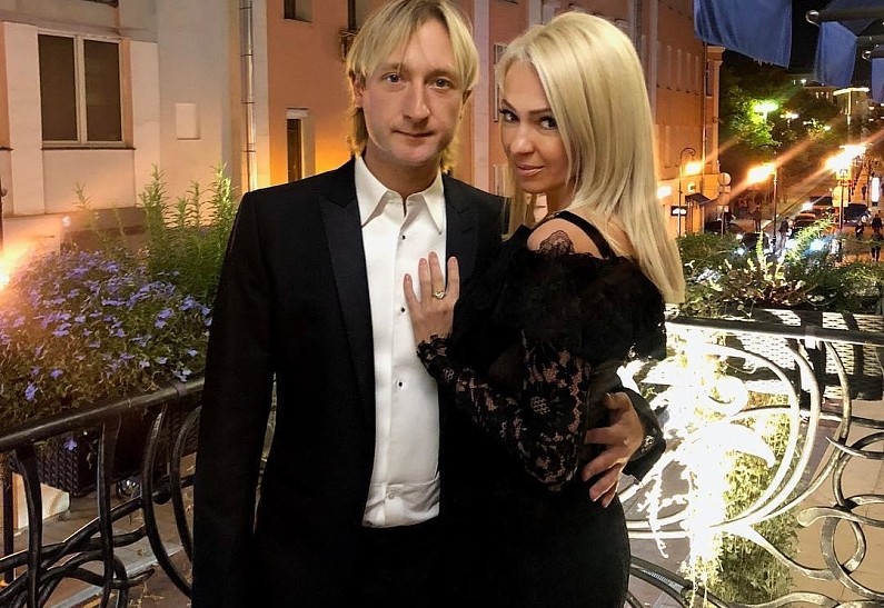 Яну Рудковскую и Евгения Плющенко поздравляют с пополнением в семье