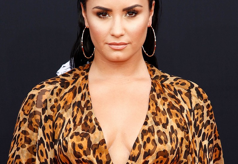 26-летняя Деми Ловато впервые вышла из рехаба. Фото