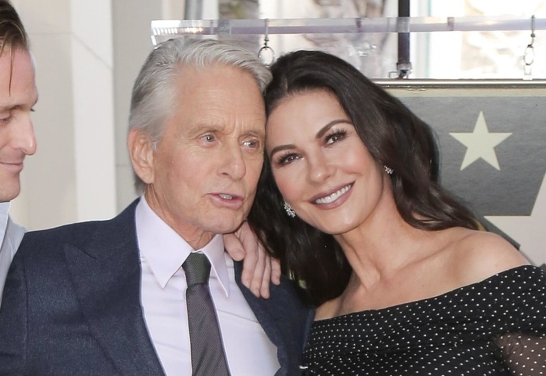 Кэтрин Зета-Джонс поддержала Майкла Дугласа и не смогла сдержать чувств