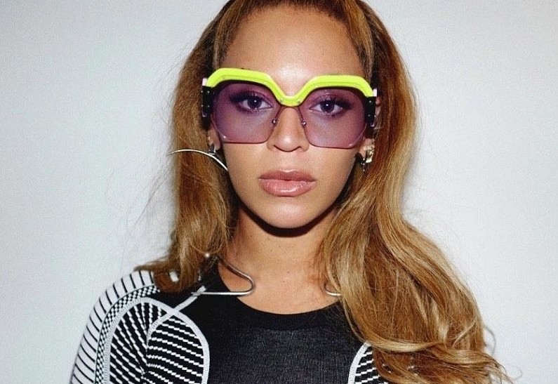 Бейонсе похвасталась «осиной» талией и идеальным прессом