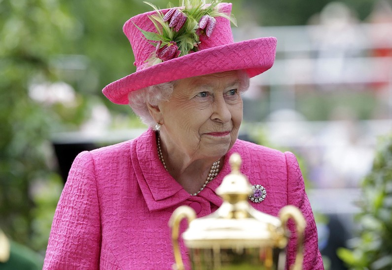 92-летняя королева Елизавета II ездит верхом. Это надо видеть!