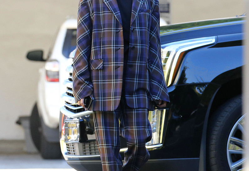 5 модных брючных костюмов, как у Хейли Болдуин, без которых не обойтись этой зимой