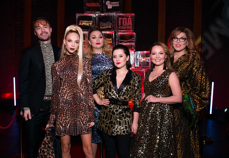 Новогодний «Karaoke Star»: нескромный наряд Анны Седоковой и леопардовый тотал-лук от Comedy Woman