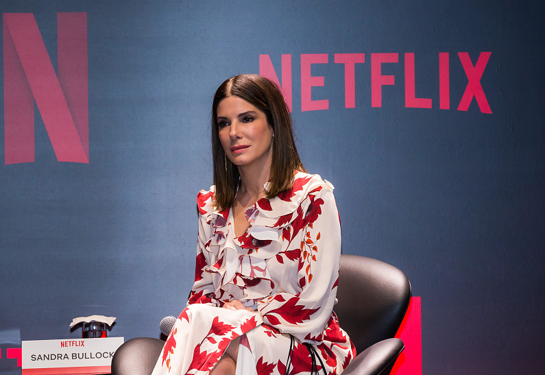 11 платьев миди с ярким принтом, как у Сандры Баллок