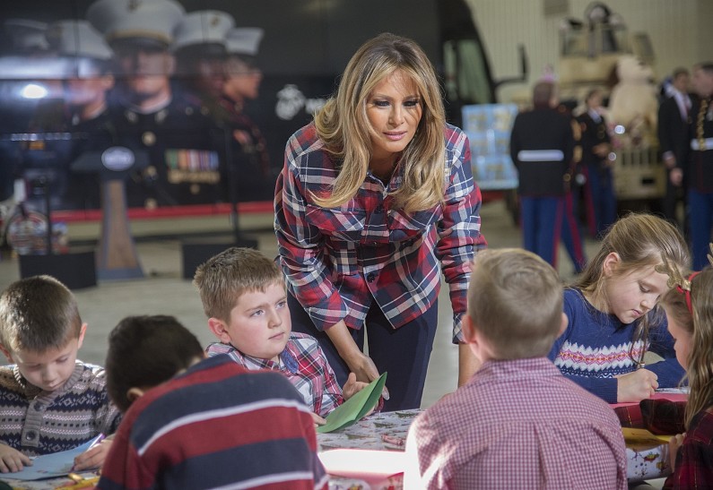 Мелания Трамп поздравила малоимущих детей с Рождеством