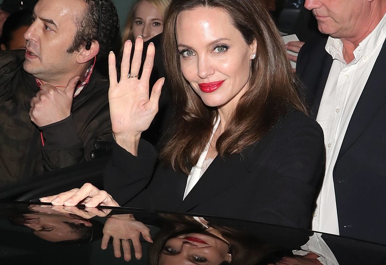 Анджелина Джоли вышла в свет в деловом костюме (и в компании незнакомца)