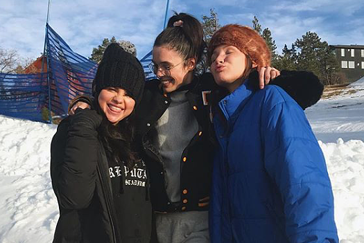 Снова в строю: Селена Гомес отдыхает с друзьями после курса реабилитации