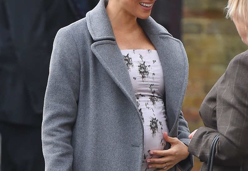 Меган Маркл в платье с цветочным принтом посетила дом престарелых в Лондоне