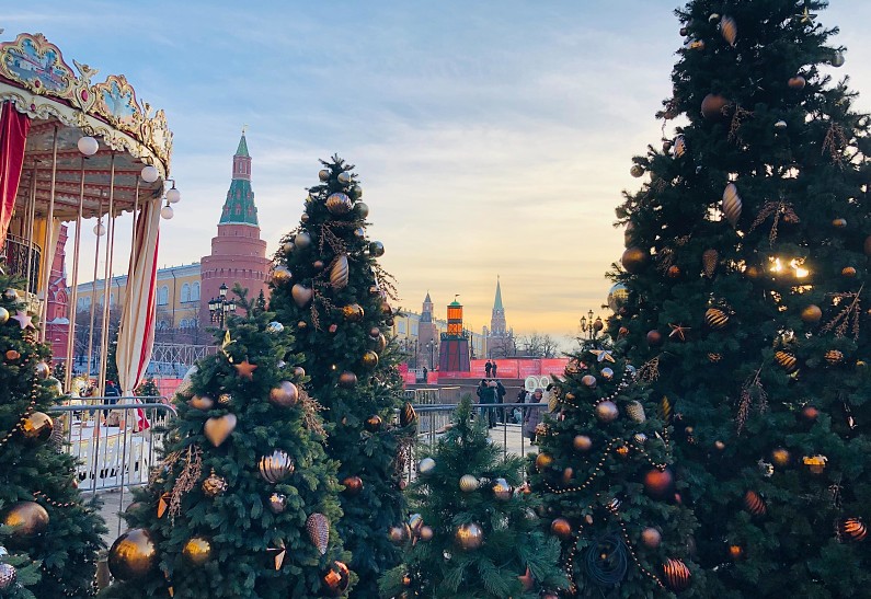 10 необычных елок Москвы: от театральных сказок Пушкина до трехмерных шоу