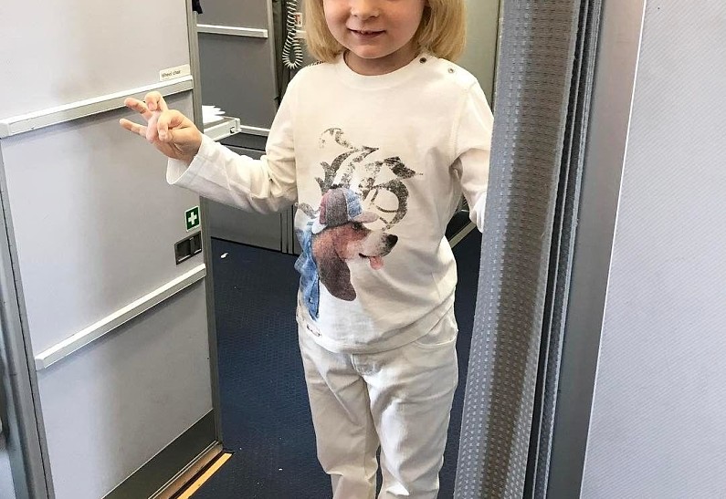 Младший сын Яны Рудковской получил травму на льду