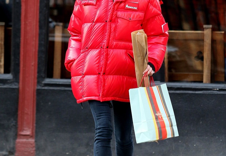 Зима пришла: Софи Тернер спасается от холода в самом модном пуховике