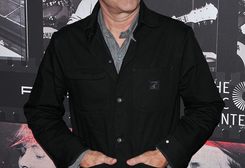 Том Хэнкс сделал сюрприз фанатам и накормил их бургерами