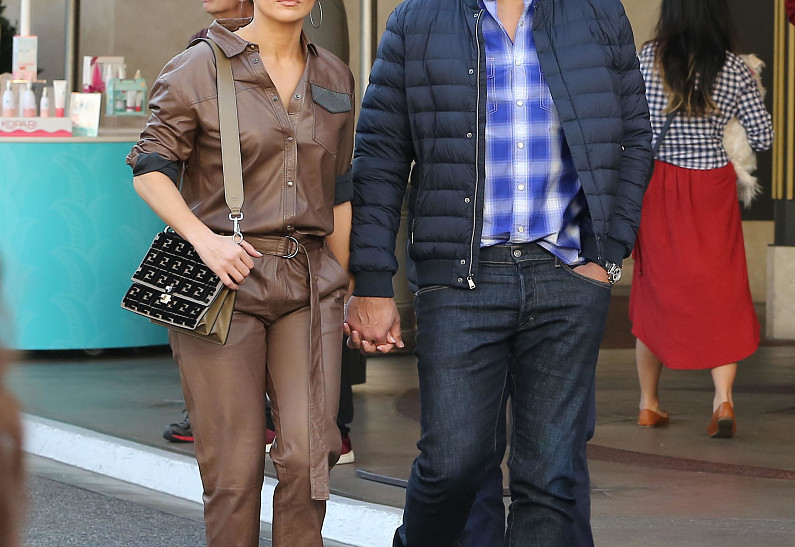 Дженнифер Лопес отправилась на свидание с бойфрендом в самой модной вещи сезона