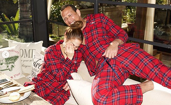 Все равно идеальна: Дженнифер Лопес поделилась фото в пижаме и без макияжа