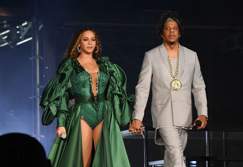 Семья в сборе: Бейонсе и Джей Зи на прогулке в парке