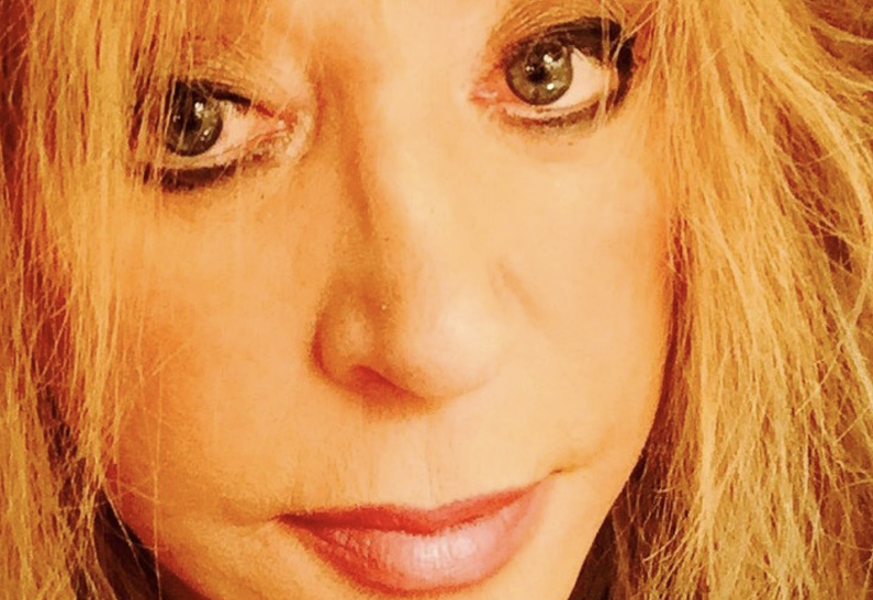 Алла Пугачева выложила фотографию в зимнем образе