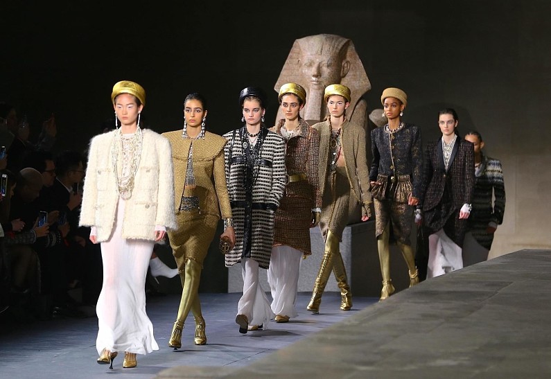 Египетские костюмы и обилие золота на показе Chanel Métiers dArt  2019