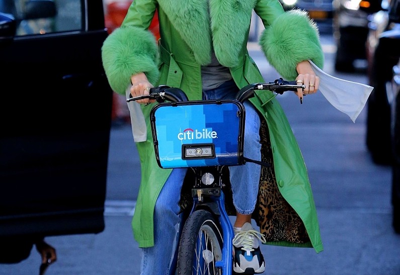 5 ярких моделей верхней одежды, которые обожают звездные модницы