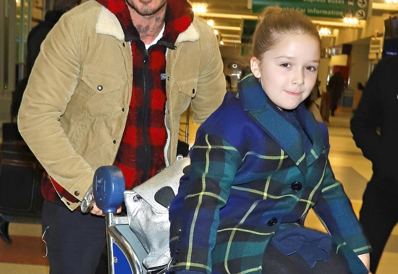 Милая семейка: Дэвида Бекхэма с детьми сфотографировали в аэропорту Нью-Йорка