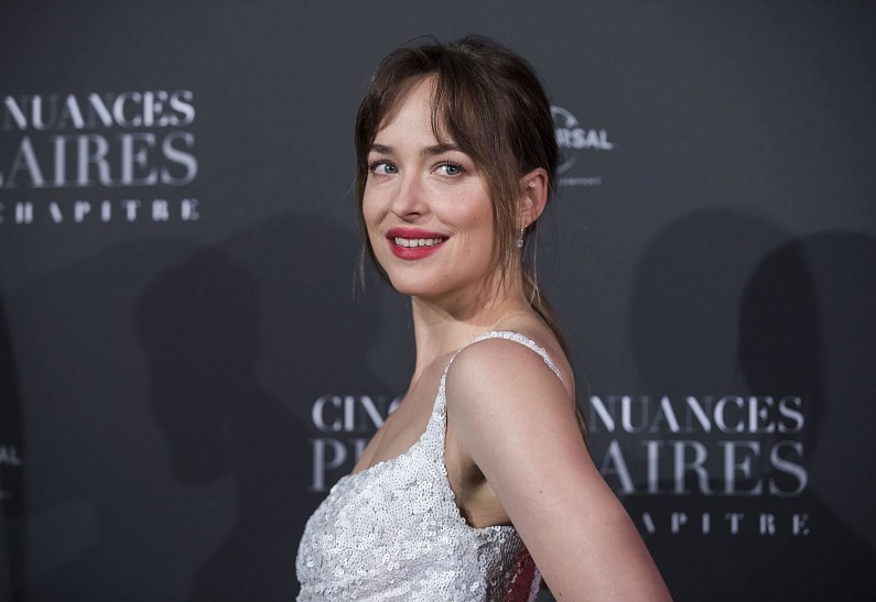 Неловко: Крису Мартину пришлось познакомить Дакоту Джонсон со своими бывшими