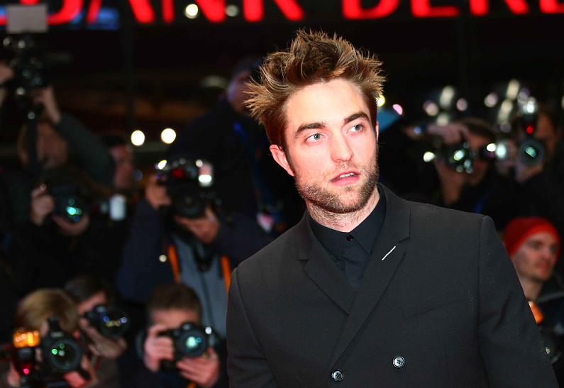 Роберт Паттинсон сделал странную гримасу на красной дорожке Берлинале (фото)