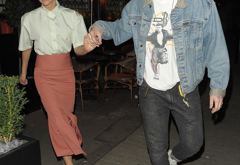 Вечер с сыном: Виктория и Бруклин Бекхэм поужинали в ресторане (фото)