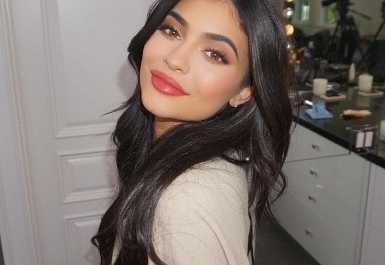 Кайли Дженнер опубликовала фото в нижнем белье спустя месяц после родов