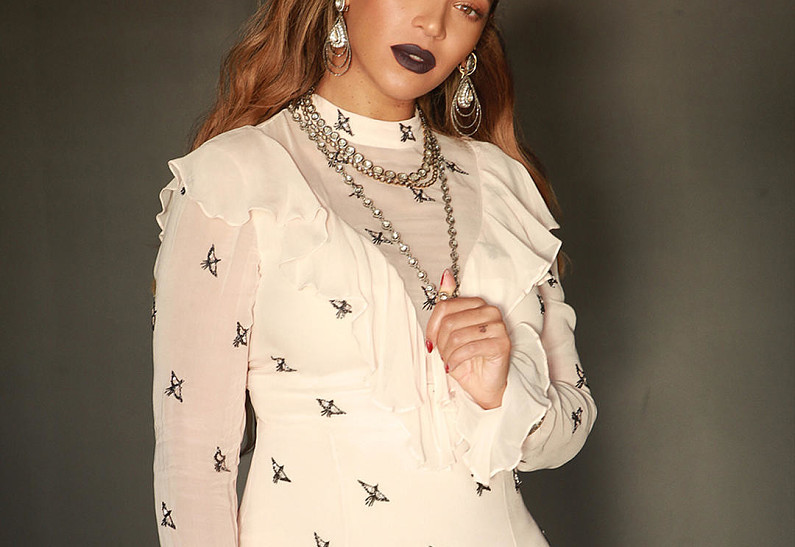 Кто укусил за лицо Бейонсе? В сети обсуждают выходку известной актрисы