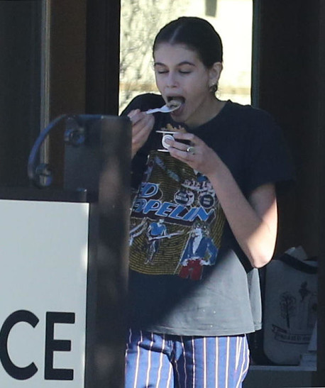 Не сидит на диете: Кайя Гербер насладилась десертом с другом