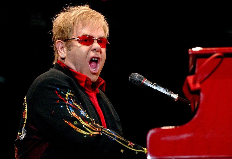 Элтон Джон до сих пор не получил приглашение на свадьбу Меган Маркл и принца Гарри