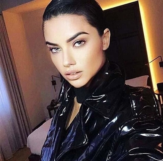 Адриана Лима устроила фотосессию в неожиданных местах (фото)