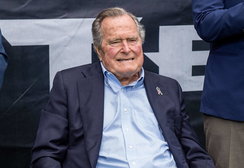 Джордж Буш-старший госпитализирован после смерти жены