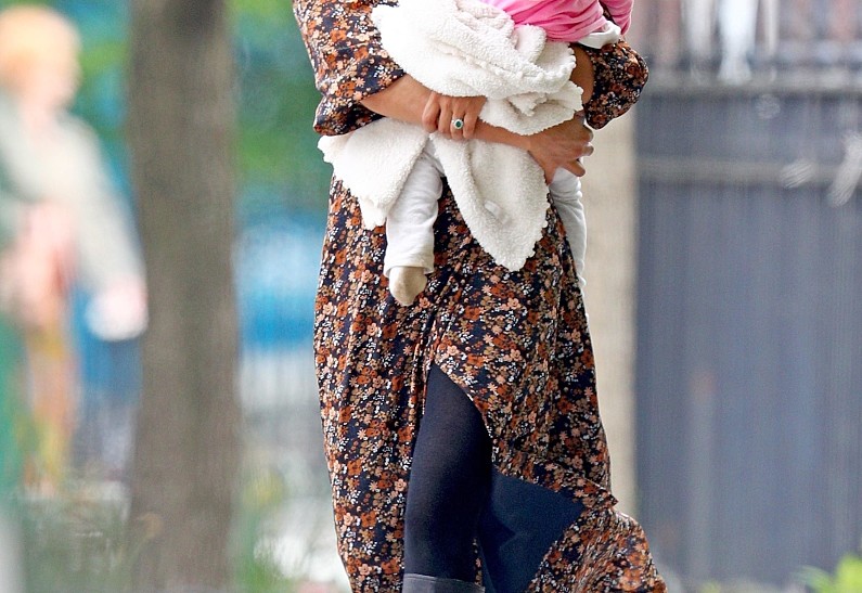 Ирина Шейк вышла на прогулку с дочерью в ярком образе: фото