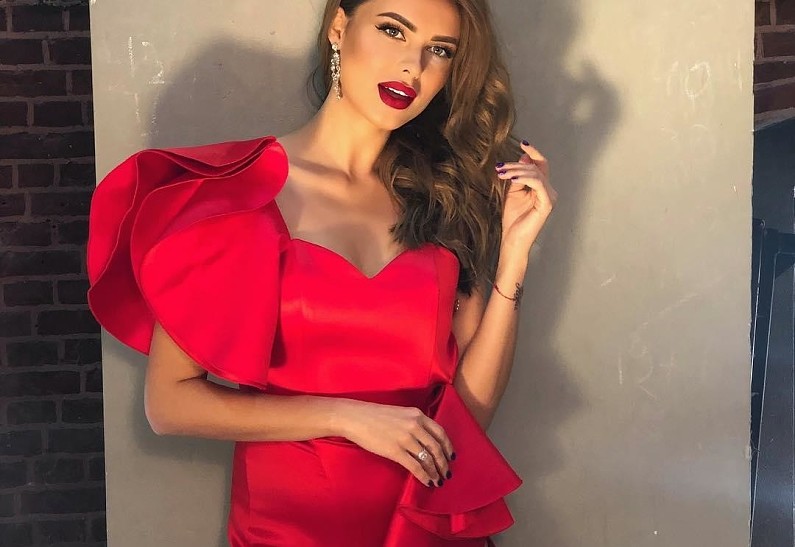 Беременная Ханна показала округлившийся живот в купальнике