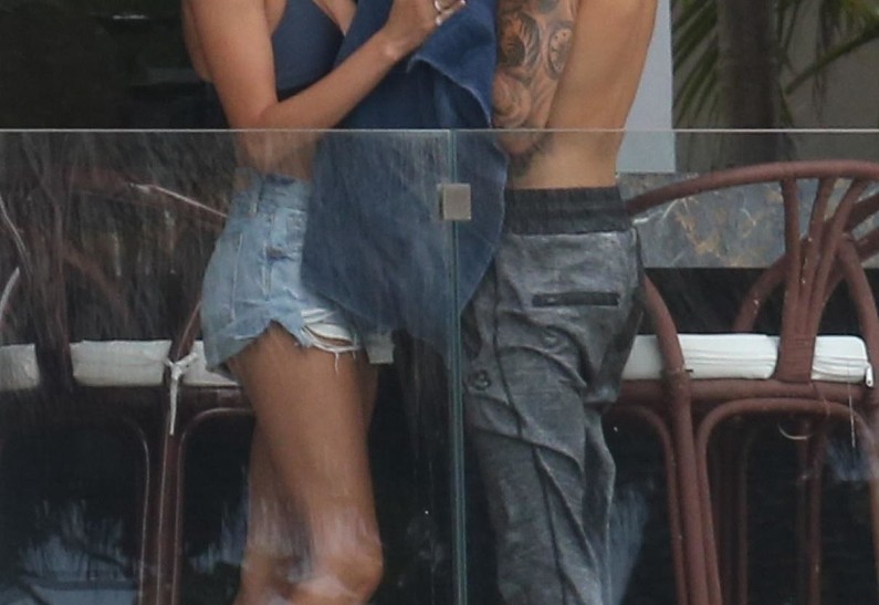 Хейли Болдуин и Джастин Бибер продолжают подогревать слухи о своем романе (фото)