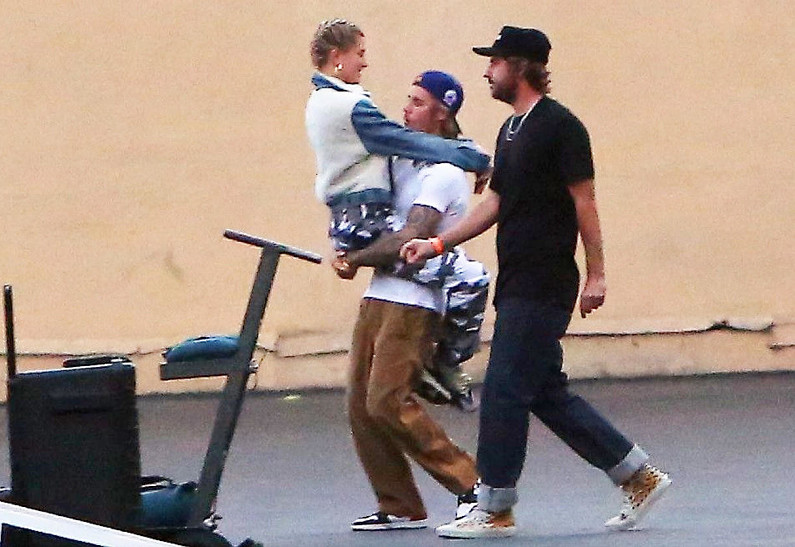 Джастин Бибер носит Хейли Болдуин на руках: фото