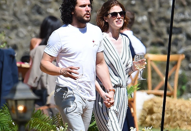 «Король и королева Севера»: первые фото Кита Харингтона и Роуз Лесли после свадьбы