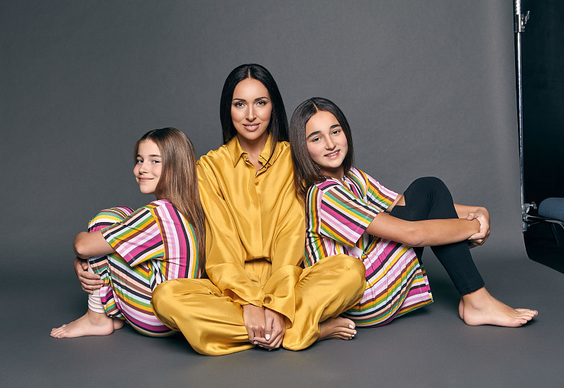 Алсу показала подросших красавиц дочерей в новой фотосессии для ОК!