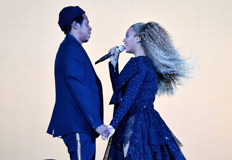 Бейонсе в мини-шортах и Джей Зи прилетели в Барселону в рамках тура: фото