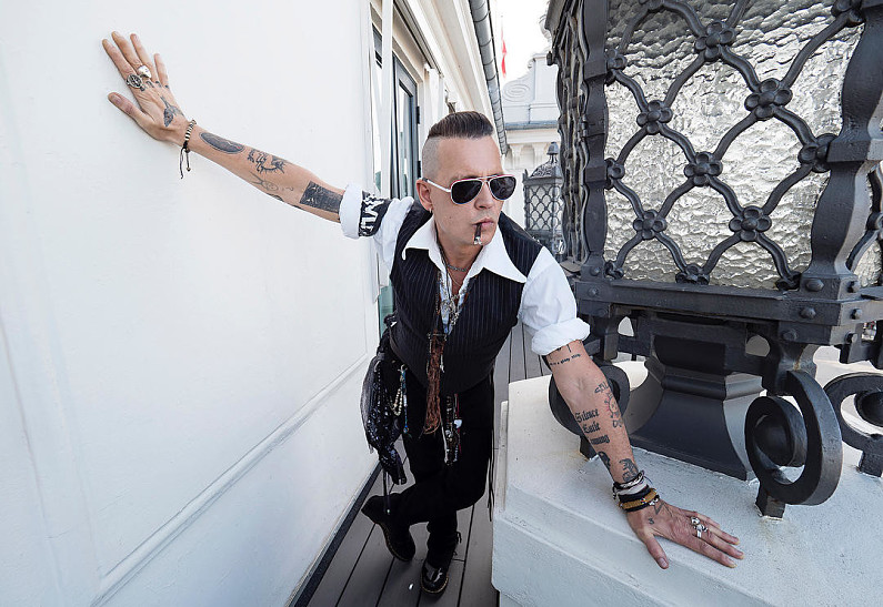 Не может забыть? Джонни Депп снова изменил татуировку, посвященную Эмбер Херд