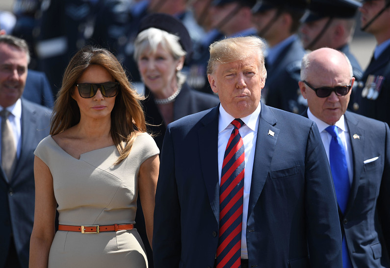 Мелания Трамп в платье как у Меган Маркл прилетела в Великобританию