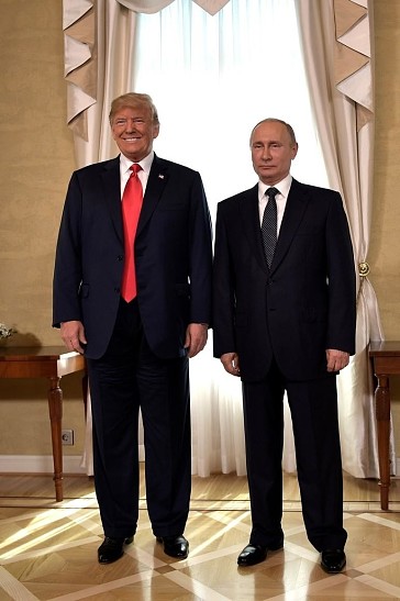 «Серьезное» рукопожатие: Путин встретился с Трампом в Хельсинки
