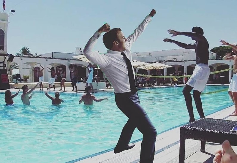 «Танец победы» Эммануэля Макрона стал мемом: 9 самых смешных постов