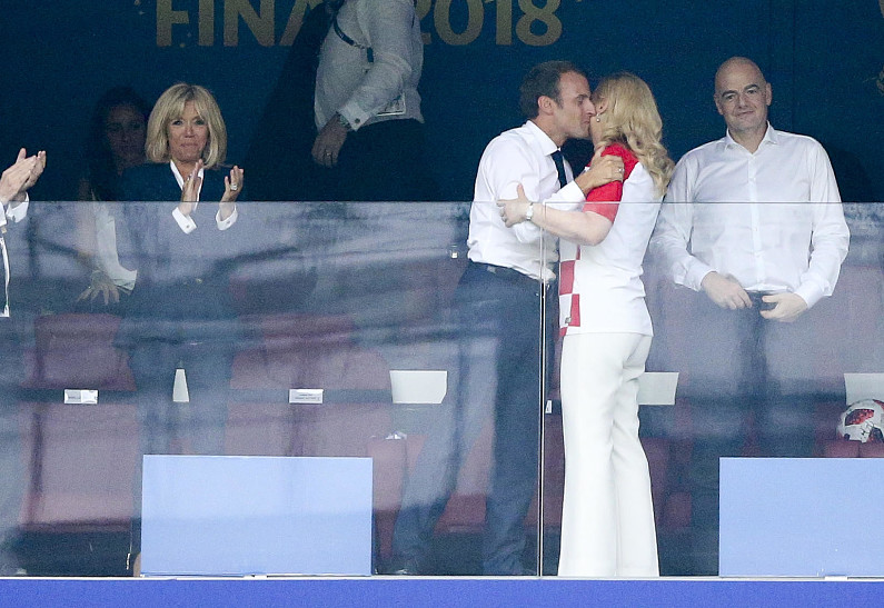Эммануэль Макрон забыл жену и обнимался с президентом Хорватии в финале ЧМ-2018