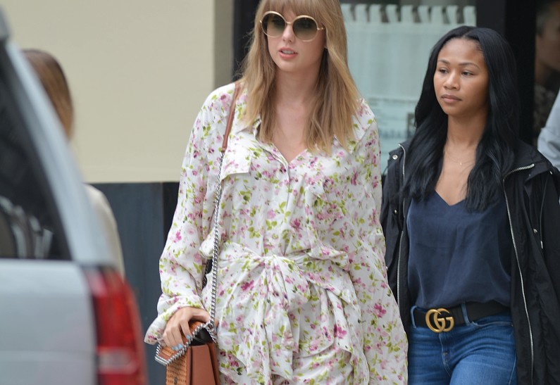Тейлор Свифт в летнюю жару надела ботфорты под цветочное платье