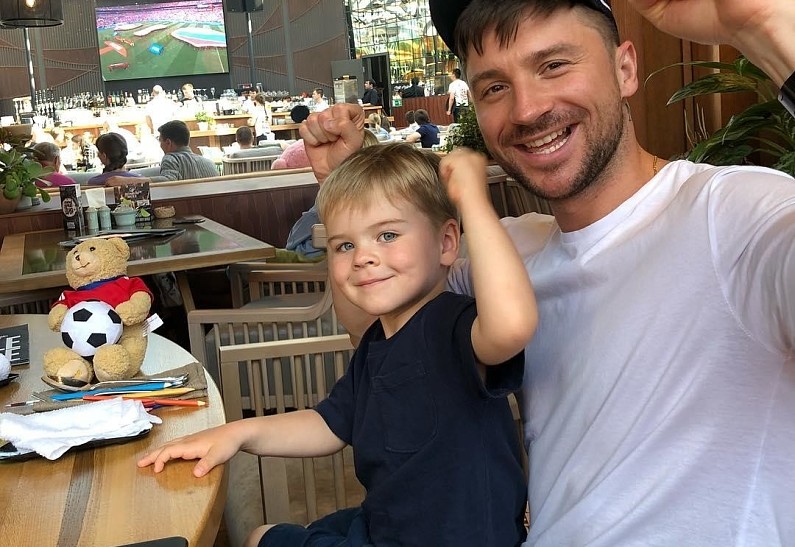 «Целуем ногу Акинфеева»: как Лазарев, Галкин, Асмус ликуют после победы России на ЧМ