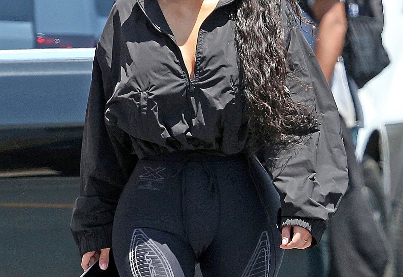 Ким Кардашьян вышла на прогулку в теплых носках и «домашних» тапочках